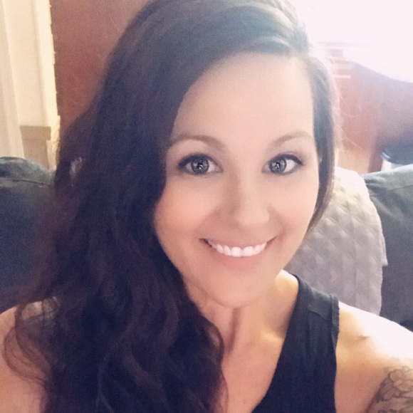 🌻✌🏼SARA, POSH🌟AMBASSADOR✌🏼🌻 - Picture 1 of 1